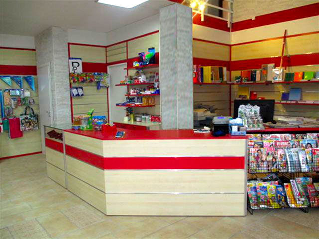 pareti attrezzate e banco cassa in un negozio di cartolibreria e giocattoli a Parma